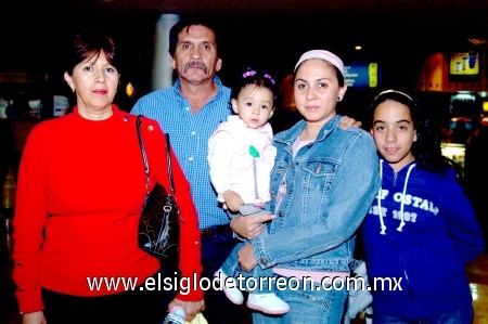 23112008
Esthela, Javier del Río, Celeste, Xiomara y Selene del Río
