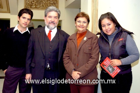 23112008
Jorge Gallegos Guajardo, Jorge Gallegos Lozano, Claudia Máynez y Lulú Romero.