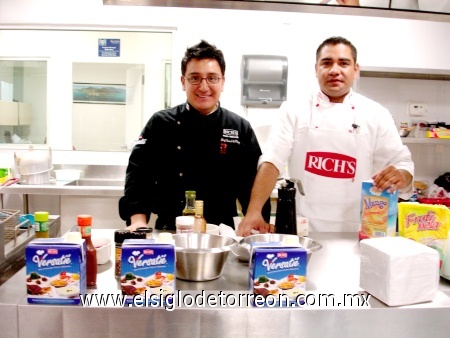 24112008
Chef Leonel Pérez López, coordinador técnico culinario y chef Jaime Saucedo Vergara, coordinador zona Noroeste de RICH’S.
