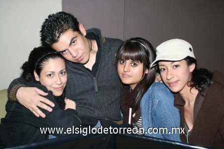 25112008
Montse Rivera, Fabio Martínez, Corina Carrillo y Karina Quiñones.