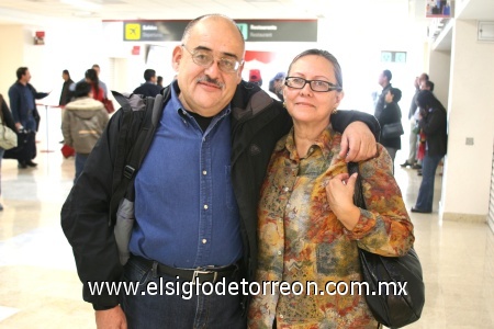 24112008
Francisco Valdez Perezgasga viajó a Sao Paulo, Brasil, y fue despedido por su esposa Patricia Rodríguez.