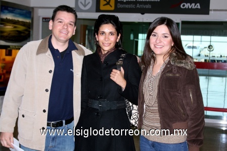 24112008
Jaime Durán Villalobos y Cynthia Santibáñez de Durán recibieron a Estephanie Ortega, quien llegó del Distrito Federal.