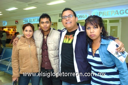 25112008
Con destino a la Ciudad de México viajaron Jesús Cisneros García, Ana María Rojas Lira, Beatriz A. Morales Chávez y Gonzalo Alonso Ibarra.