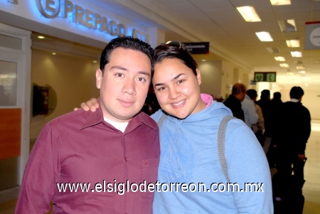 26112008
Luis Daniel Alvarado despidió a Siomara de la Rosa, quien se fue a Mérida, Yucatán de vacaciones