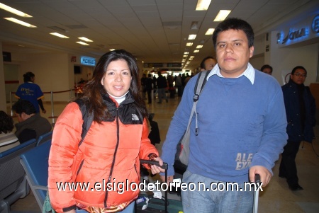 26112008
Trinidad Guzmán Díaz y Óscar Cruz Escalona viajaron en plan de trabajo a la Ciudad de México