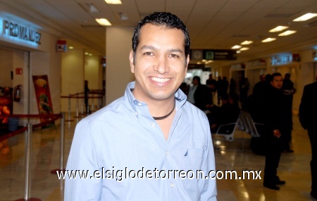 27112008
Carlos Girón realizó un viaje de negocios a Zihuatanejo