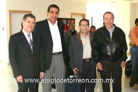 29112008
Ramón Iriarte, Felipe Cedillo, Carlos Fernández y Mauricio Ceniceros, captados en la sala de espera del Aeropuerto de Torreón