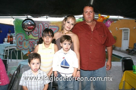 24112008
Santiago Romo Martínez fue festejado al cumplir dos años por sus hermanos Samantha y Javier, y sus papás Alejandra y Javier Romo