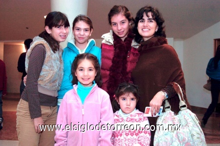 24112008
Dany Jiménez, Boris y Maripily Jiménez, Brenda de León, Angie y Frida Gordillo.