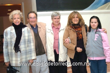 24112008
Rosa Gámez Reyes Retana, Bernard y Claudine Portal, Magda Madero y Marisol Aguiñaga.