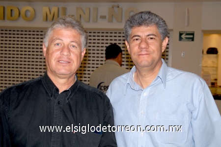 30112008
Arturo Cuevas Hinojosa se fue con destino a Ciudad Juárez y fue despedido por su hermano José Cuevas Hinojosa.