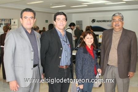 30112008
Ma. de Lourdes González y Jorge Balderrama viajaron a Veracruz; los despidieron Juan Manuel Candelas y Gerardo Ávila