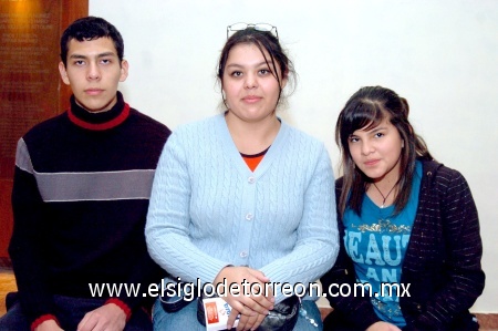 26112008
Daniel Silva, Samara Silva, y Saideé Morán