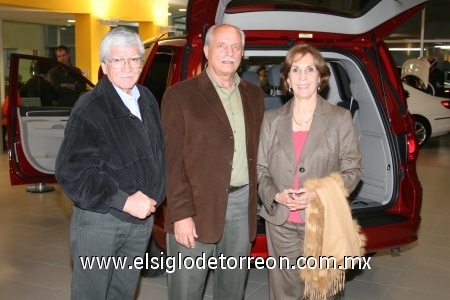 26112008
Manuel Magallanes, Ernesto y Connie Anhert