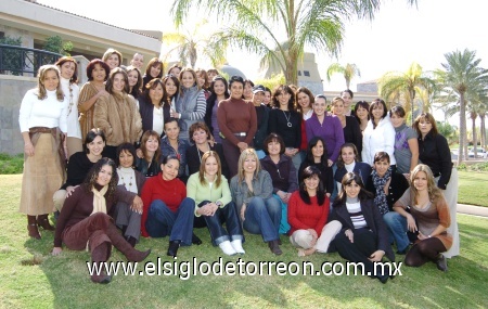 26112008
Claudia Estrada de Contreras celebró su cumpleaños el viernes 21 de noviembre en el Club Montebello junto a sus amigas de la infancia, del gimnasio y ex compañeras del colegio Americano