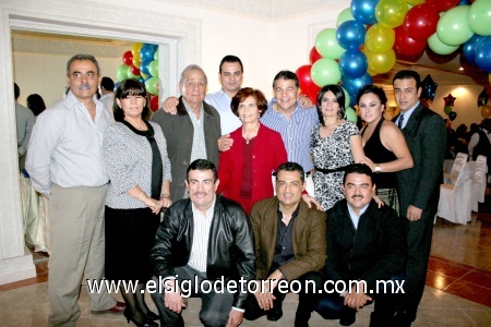 27112008
Enrique Jr., Pilar, don Enrique, Adalberto, doña María Luisa, José Salvador, Sandra Guadalupe, Brenda, Eduardo, Héctor, Gerardo y Sergio Galindo