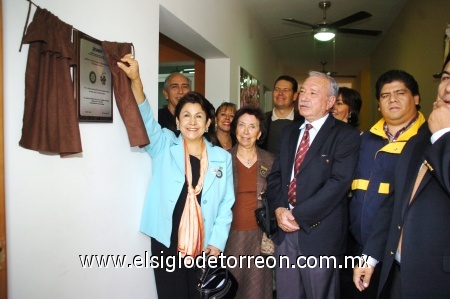 27112008
Los Rotarios develaron una placa colocada en uno de los salones de PAMDY