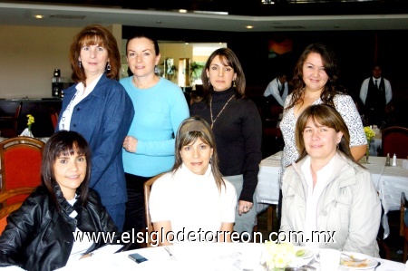 28112008
Magaly Rodríguez de Berumen festejó su cumpleaños junto a Adriana de González, Ale de Murra, Coco de Durán, Silvia de Porragas, Ely Arce y Marcela González