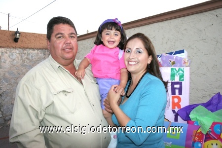27112008
Mary Fer junto a sus papás Andrés y Rosy Izaguirre
