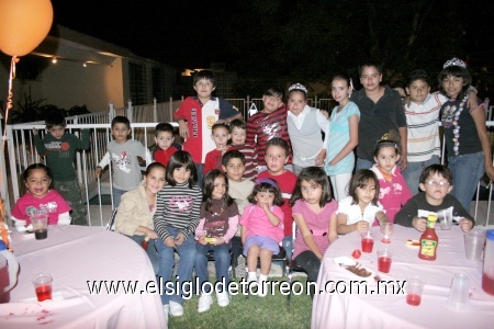 27112008
Rodeada de numerosos primos y amiguitos, Mary Fer celebró su segundo año de vida