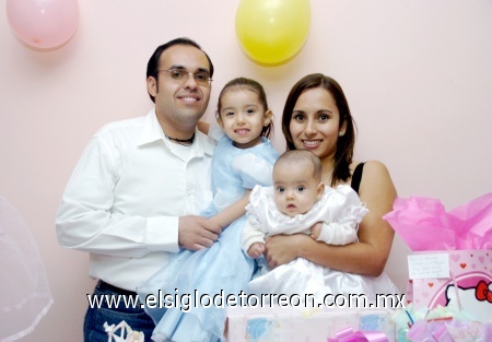 28112008
Johana Paola cumplió tres años y fue festejada por sus papás Ramón Heredia Martínez y María Guadalupe Barrera García, y su hermana Natalia Sofía