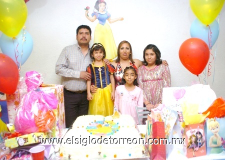 28112008
Pamela Natalia Castellanos Chiong cumplió cinco años y fue festejada por sus papás Yamilé y José Castellanos, y sus hermanas Marifer y Paloma