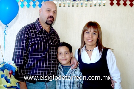 29112008
Camilo Andrés Barrios Medina acompañado de sus papás Camilo Barrios y Lourdes Medina, en su fiesta de cumpleaños