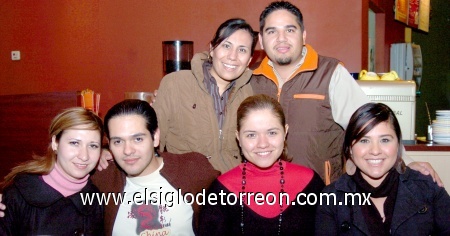 27112008
Adriana de Hernández, Bismarck Hernández, Nuria Palacios, Laura Jáuregui, Sandra Alvarado y Marcos Martínez
