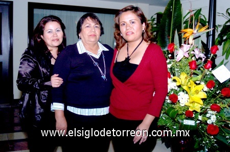 28112008
Liliana Delgado de Bárcenas y Mayela Delgado de Pérez organizadoras del convivio que le ofrecieron a Dolores Fematt de Delgado por su cumpleaños