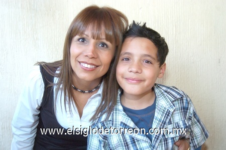 30112008
Camilo Andrés Barrios Medina junto a su mamá Lourdes Medina, el día de su cumpleaños.