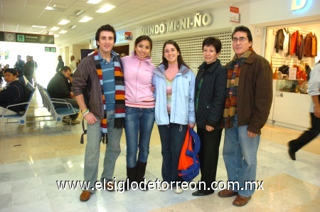 02122008
César Gómez Wolf viajó a Colombia y lo despidieron Luis Gómez, Lorenia de Gómez, Lore Gómez y Sari Oropeza.