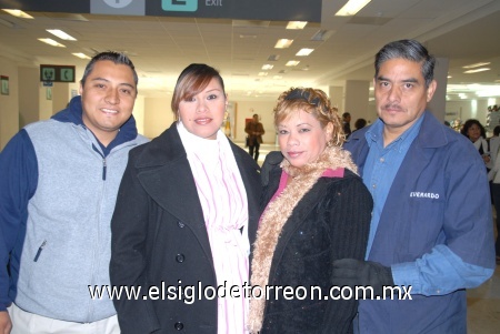 03122008
Georgina Saucedo Chacón se fue de vacaciones a la Ciudad de México y fue despedida por su esposo Aarón Arango y sus papás Bertha Alicia Chacón y Everardo Saucedo.