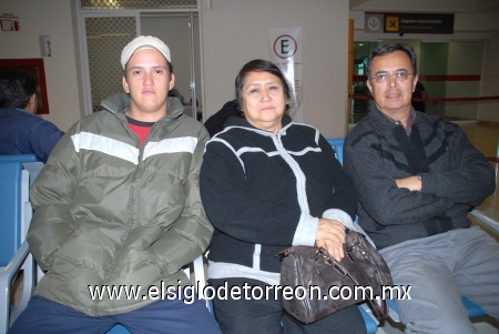 03122008
Guillermo de la Hoya, María Yolanda Olvera de De la Hoya y Alfredo de la Hoya se encontraban en espera de su hija Adriana, quien estaba por llegar de la Ciudad de México.