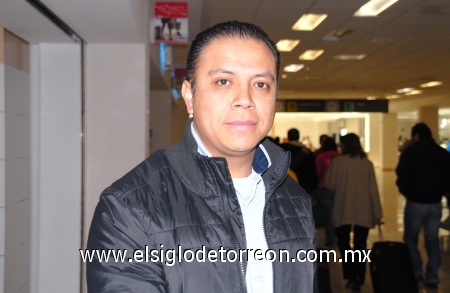 03122008
Guillermo Díaz Cruz se encontraba en la sala de espera del Aeropuerto de Torreón.