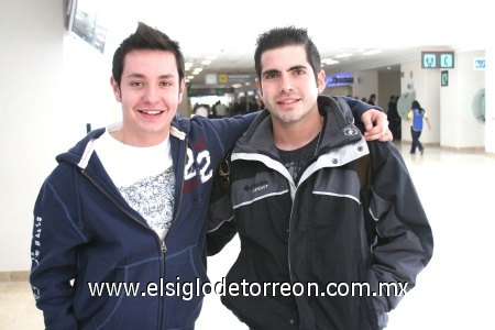 04122008
Rumbo al Distrito Federal viajaron Ángel Zermeño y Héctor Navarrete.