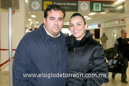 05122008
Carlos Rosales Arcaute llegó de la Ciudad de México, acudió a recibirlo Angélica de Rosales