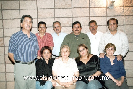 05122008
Raquel Bañuelos de Michel cumplió 80 años de edad y los festejó acompañada de sus hijos Ivonne, Manuel, Sergio Arturo, Carlos, Ulises, Gerardo, Óscar, Rocío e Ileana Michel Bañuelos.