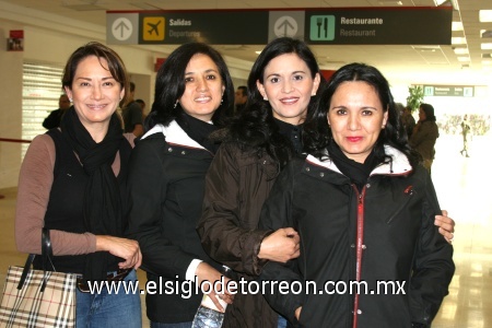 06122008
Lupita y Guille Alcalá Suárez llegaron de la Ciudad de México y les dieron la bienvenida Cecy y Paty Alcalá Suárez.