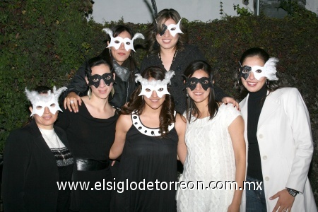 07122008
Claudia Rodríguez, Myrna de González, Selene García, Yamilet de Medina y Mariana López en la compañía de Anabel y Maribel Hernández.