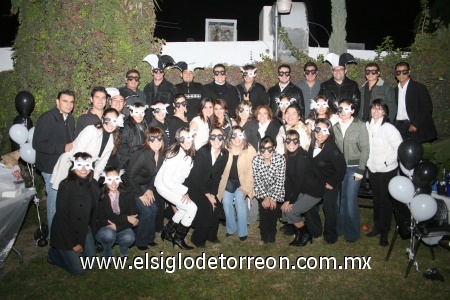 07122008
Las gemelas Anabel y Maribel Hernández Frausto, celebraron su cumpleaños en blanco y negro, las acompañaron en esta fecha todos sus amigos
