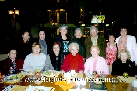 07122008
Naima Papadópulos, Elsa Lucía Ochoa, Rosita Gámez, Querube Lizárraga, Ángeles Valdés, Lourdes Bañuelos, Elisa Valdés, Delia Mejía, Patricia Bermejo, Gloria Barker y Genoveva García, Sociedad de Escritoras Laguneras acompañadas de Fernando y María Martínez.