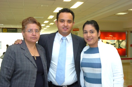 09122008
Jorge Alonso Escobedo Torres, viajó a Guadalajara, lo despidieron Jaqueline García y María Dolores Torres.