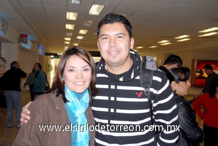 10122008
Brenda Yolanda Aguilar despidió a Félix Martínez, quien viajó a Los Ángeles, Cal
