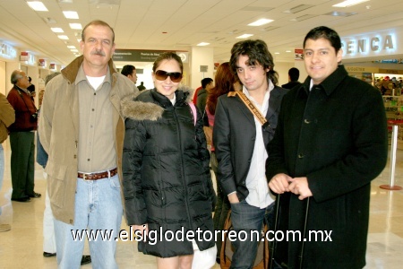 11122008
Marcela Ruiz, Charly Fox, Carlos Aguilar, vinieron de la capital del país, fueron recibidos por Rafael Sabori