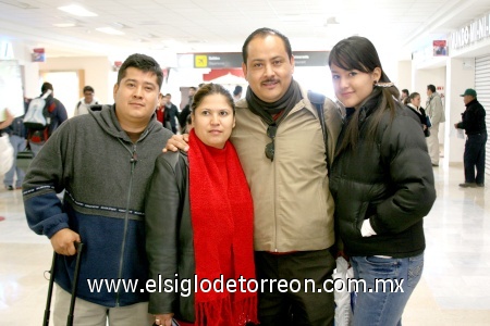 11122008
Mario Garza, Elizabeth de Garza llegaron de México, los recibieron Abigaíl Garza u Marco del Toro