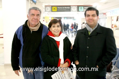 12122008
Arturo Salas Aguilera fue despedido antes de tomar su vuelo al Distrito Federal por sus papás María de Jesús de Salas y Arturo Salas.