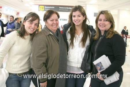 12122008
Mara de Alarcón y Mara Alarcón fueron recibidas al llegar de Guadalajara por Laura de Gómez y Laura Gómez