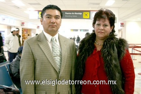 12122008
Salvador Isaac Lares y Julia Leticia Medellín viajaron a la Ciudad de México.