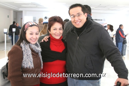 13122008
Rumbo a Veracruz viajaron Lucy Lima de Borrego, Nancy D’Samper García y José Gerardo Borrego