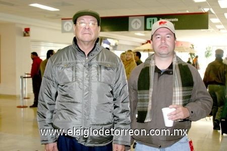 14122008
Francisco Garza Espino llegó a la sala de espera del aeropuerto y fue recibido por Francisco Garza Gutiérrez.